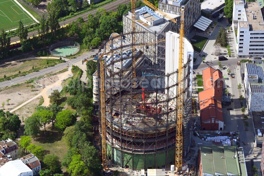 Berlin from the bird's eye view: Gasometer high storage tank during conversion and renovation in the district Schoeneberg in Berlin, Germany