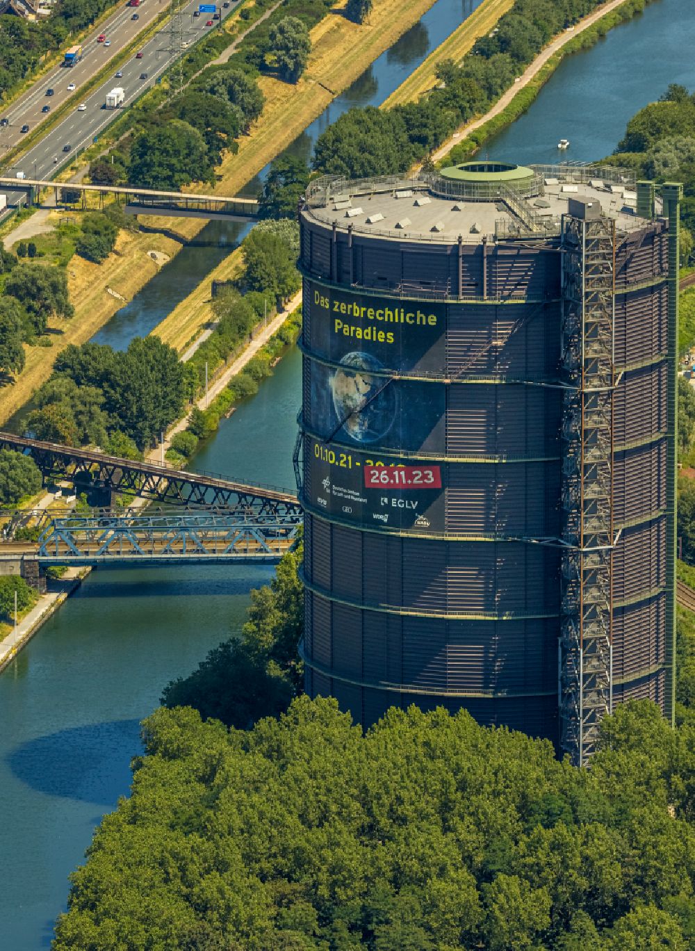 Oberhausen from the bird's eye view: Gasometer high storage tank on street Arenastrasse in Oberhausen at Ruhrgebiet in the state North Rhine-Westphalia, Germany