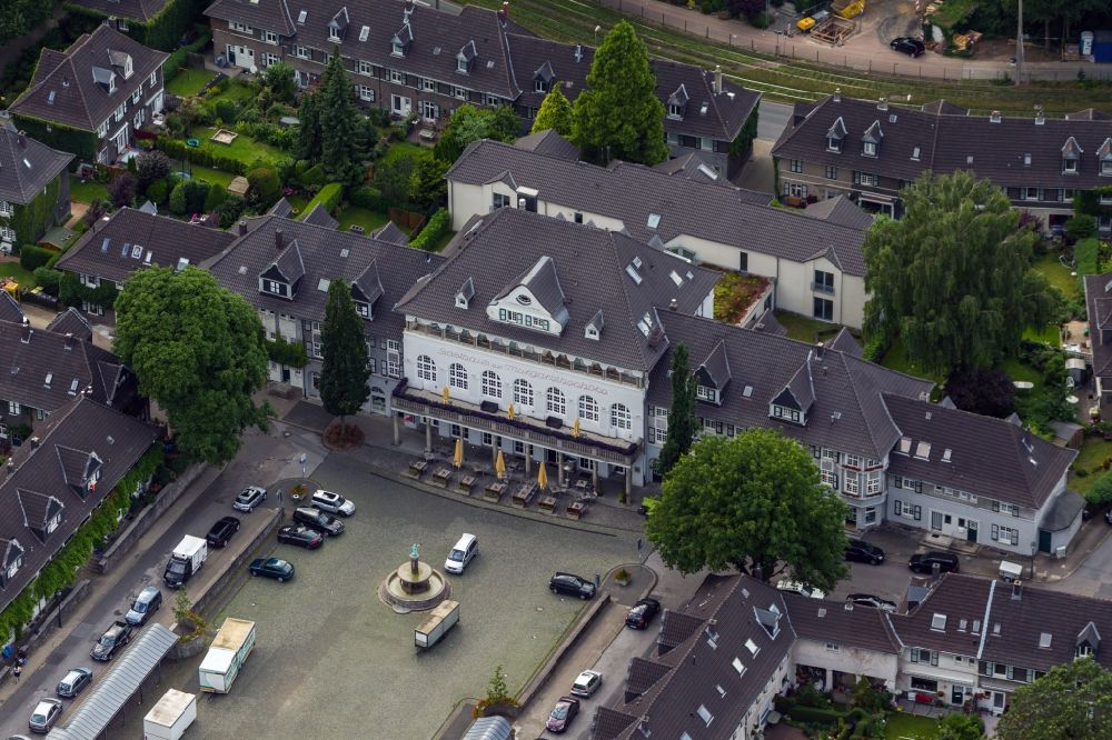 Aerial photograph Essen - View of the inn Margarethenhöhe at a market place in Düsseldorf in the state North Rhine-Westphalia. In front of the inn in the marketplace stands the treasure-seeker-fountain