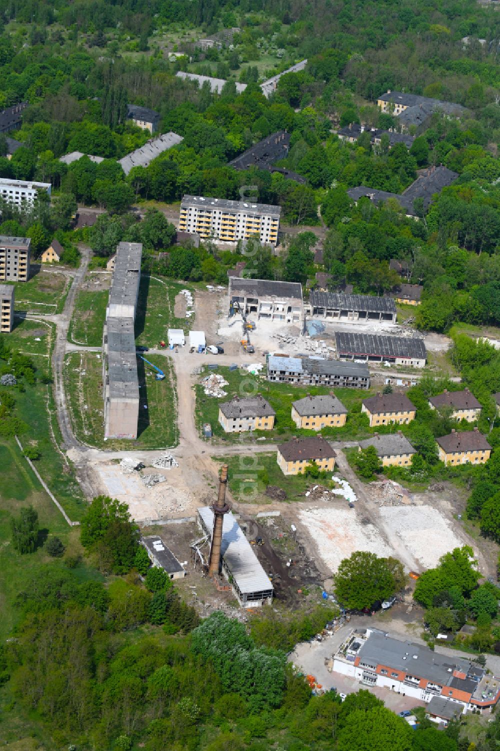 Aerial image Potsdam - Building complex of the former military barracks of Entwicklungstraeger Potsdam GmbH on Krampnitzsee in Fahrland in the state Brandenburg, Germany