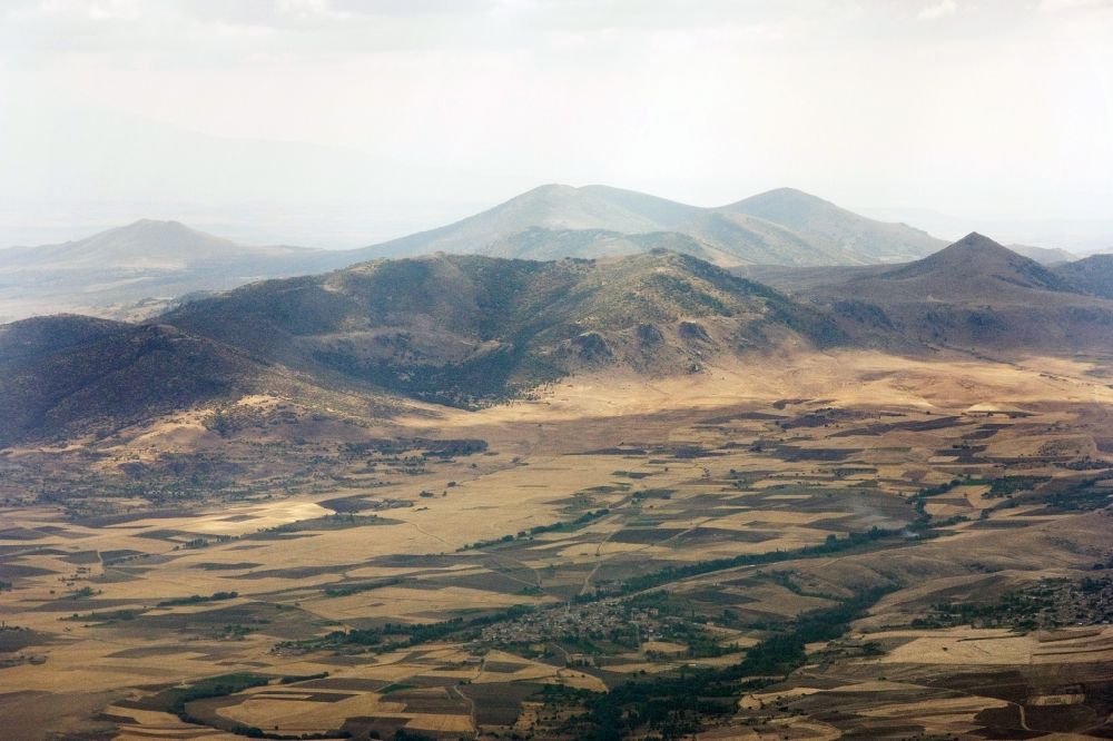 Serflikochisar from above - View of a mountain landscape in the central Anatolian highlands near Serflikochisar in the province / Il Ankara in Turkey / Türkiye
