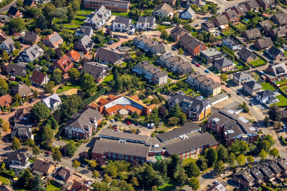 Hünxe from above - Building of the retirement home - senior residence of the Hewag Seniorenstift GmbH on Bensumskamp in the district Krudenburg in Hunxe in the Ruhr area in the state North Rhine-Westphalia, Germany