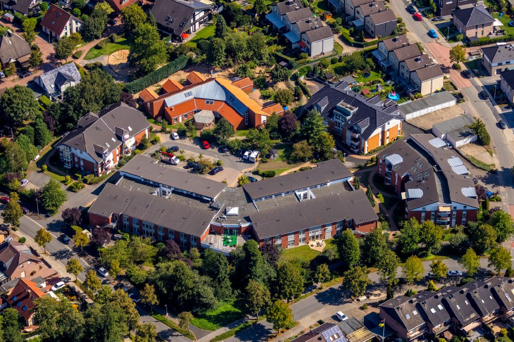 Hünxe from the bird's eye view: Building of the retirement home - senior residence of the Hewag Seniorenstift GmbH on Bensumskamp in the district Krudenburg in Hunxe in the Ruhr area in the state North Rhine-Westphalia, Germany