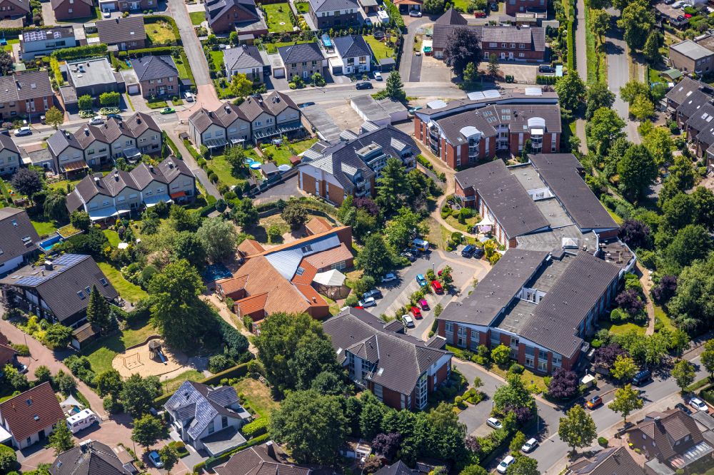 Hünxe from the bird's eye view: Building of the retirement home - senior residence of the Hewag Seniorenstift GmbH on Bensumskamp in the district Krudenburg in Hunxe in the Ruhr area in the state North Rhine-Westphalia, Germany