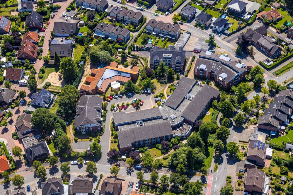 Aerial image Hünxe - Building of the retirement home - senior residence of the Hewag Seniorenstift GmbH on Bensumskamp in the district Krudenburg in Hunxe in the Ruhr area in the state North Rhine-Westphalia, Germany