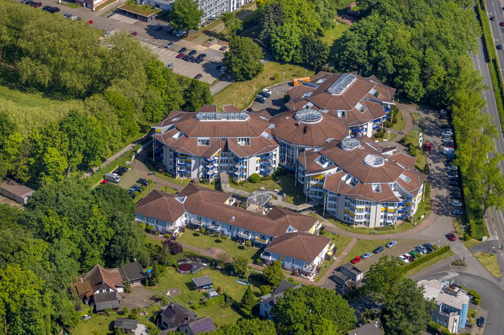 Aerial photograph Bottrop - Building the retirement home KWA Stift Urbana in Stadtgarten at the Kirchhellener street in Bottrop in the state North Rhine-Westphalia