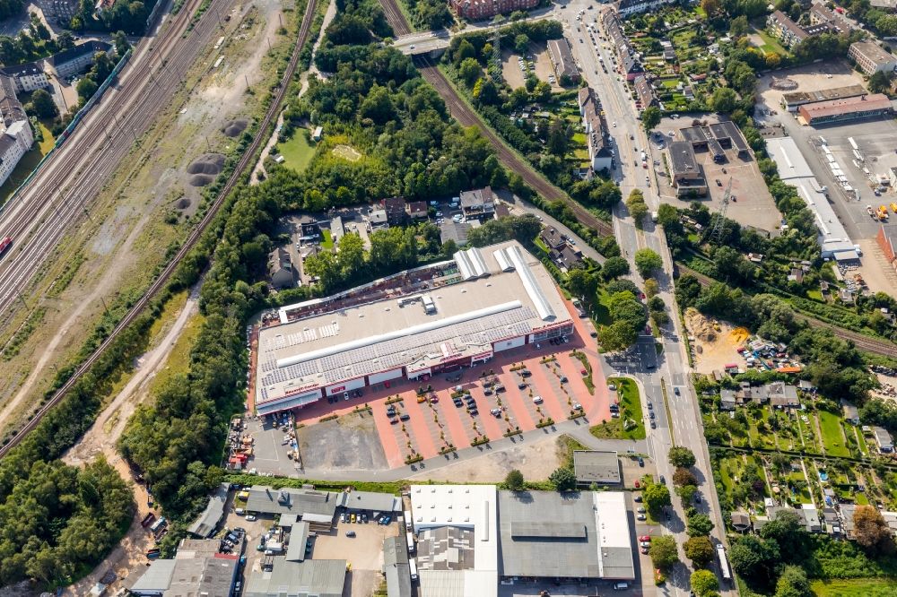 Aerial photograph Essen - Building of the construction market of HELLWEG - Die Profi-Baumaerkte GmbH & Co. KG along the Frillendorfer Str. in Essen in the state North Rhine-Westphalia, Germany