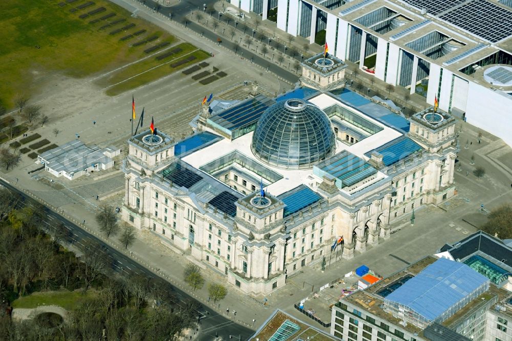 Aerial image Berlin - Building complex of the Parliament of the German Bundestag - Berlin Reichstag - on Platz der Republik on Spreebogen in the Tiergarten district in Berlin, Germany
