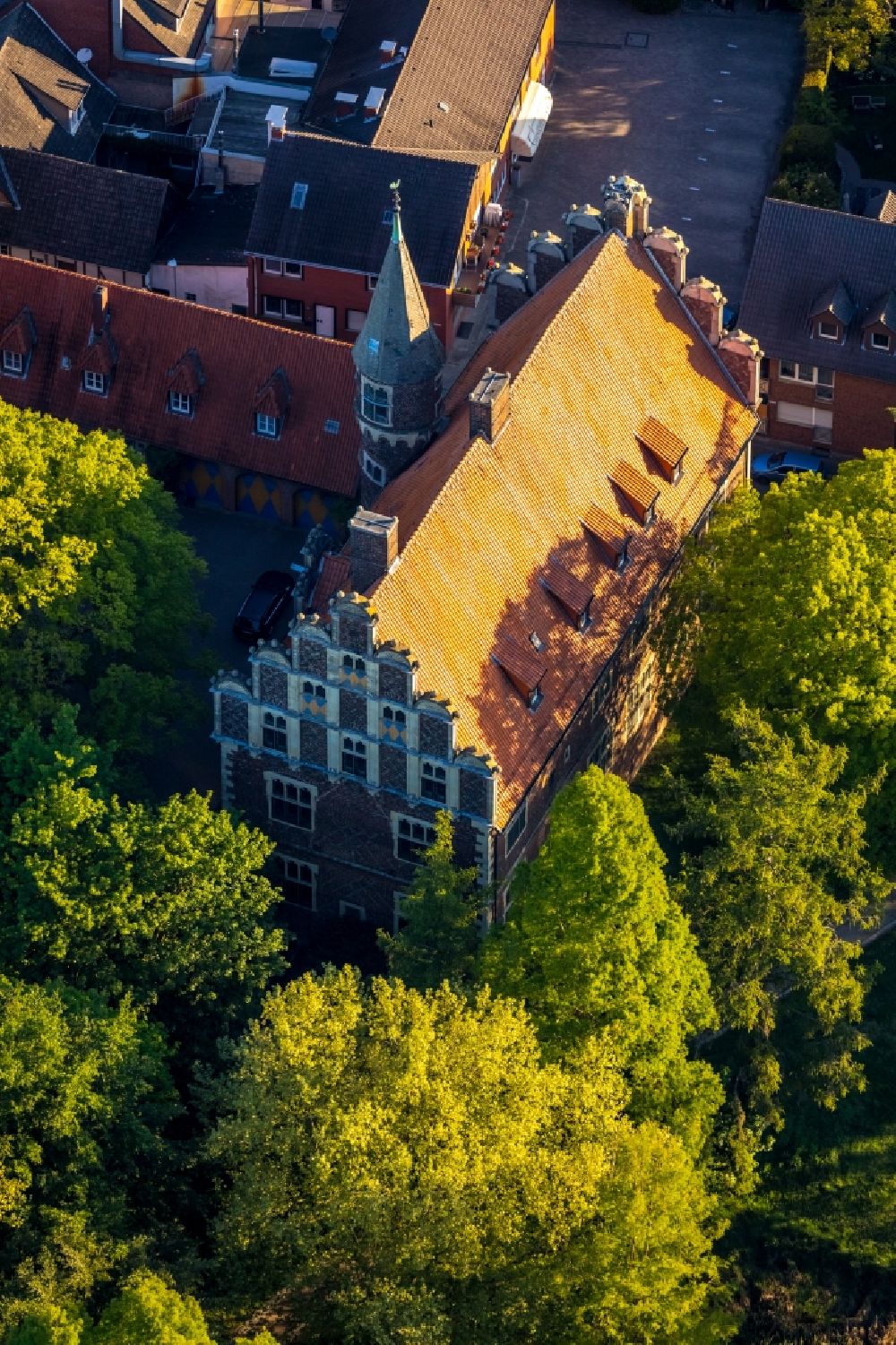 Münster from the bird's eye view: Building the visitor center Drostenhof on Drostenhofstrasse on Wolbecker Park in Muenster in the state North Rhine-Westphalia, Germany