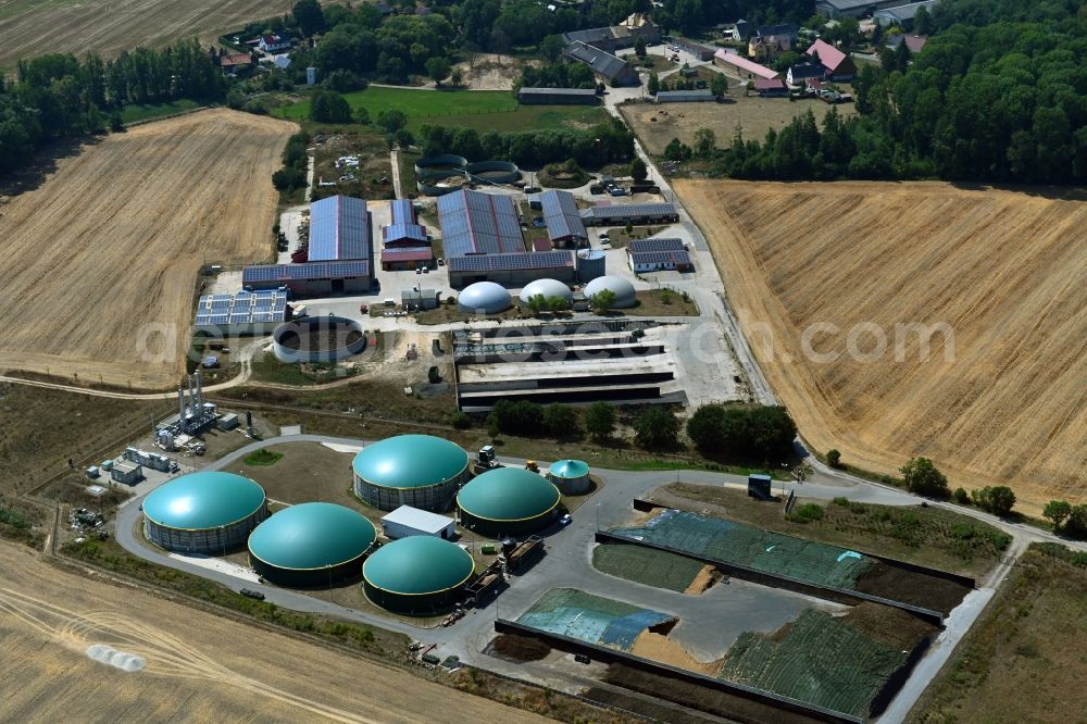 Aerial image Naundorf - Buildings, biogas plant and parks at the mansion of the farmhouse in the district Raitzen in Naundorf in the state Saxony, Germany