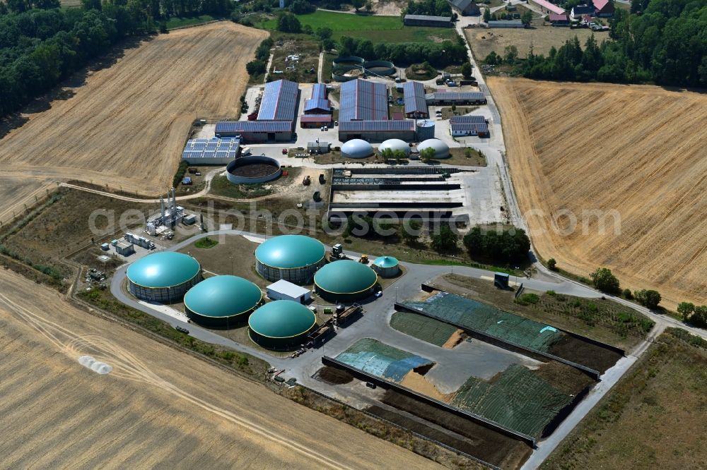 Aerial photograph Naundorf - Buildings, biogas plant and parks at the mansion of the farmhouse in the district Raitzen in Naundorf in the state Saxony, Germany