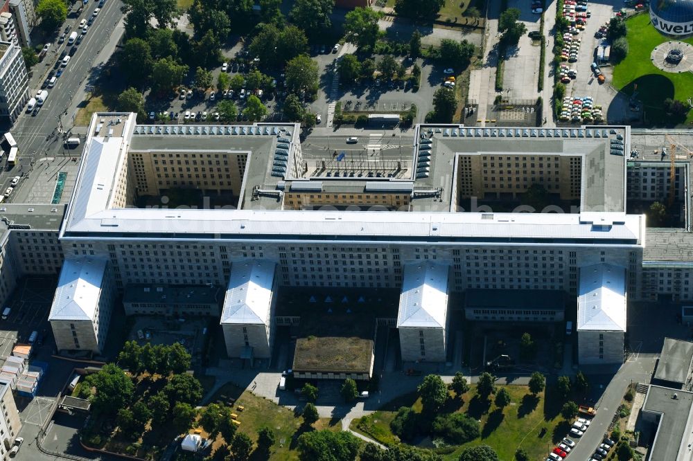 Aerial image Berlin - Federal Ministry of Finance, former Reich Air Transport Ministry / Ministry of Aviation and after the House of Ministeries of the GDR, in the Detlev-Rohwedder Building