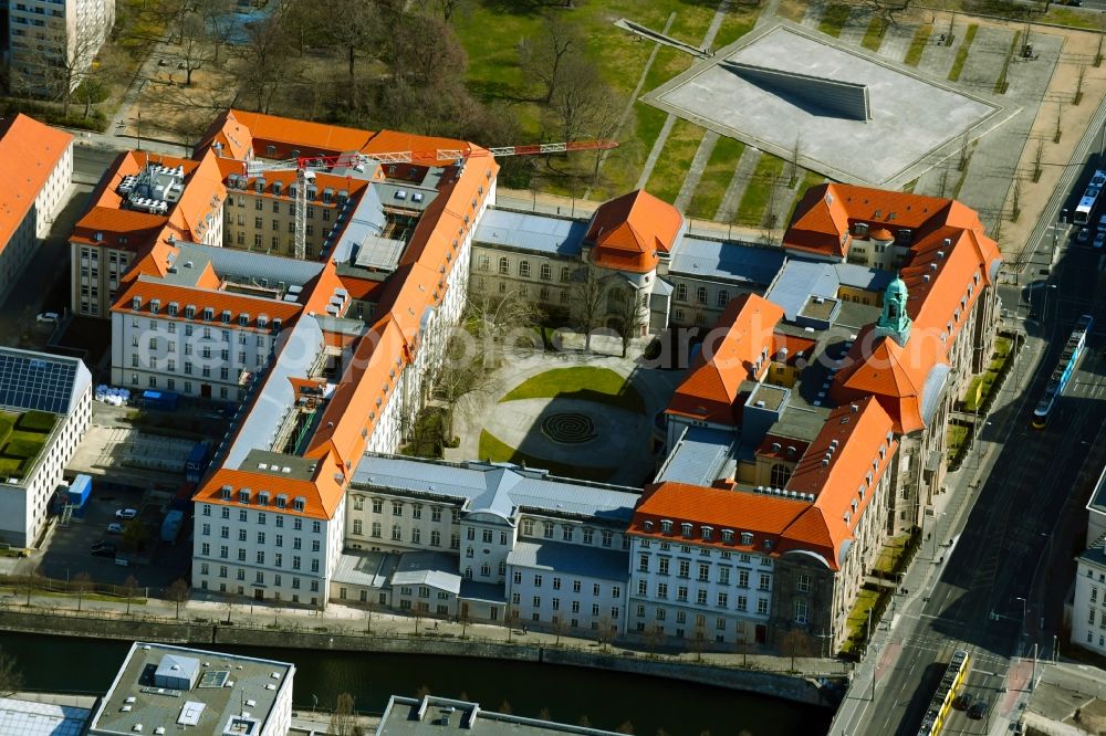 Aerial photograph Berlin - View of the building complex of the Federal Ministry for Economic Affairs and Energy on the banks of the Spree at Invalidenstrasse - Scharnhorststrasse in the Mitte district in Berlin, Germany
