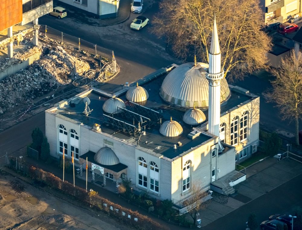 Aerial image Gladbeck - Building of the former furniture store Moebelparadies and mosque on Wielandstrasse in Gladbeck in the state of North Rhine-Westphalia. The empty building and the mosque with its minarett are surrounded by residential buildings and autumnal parks