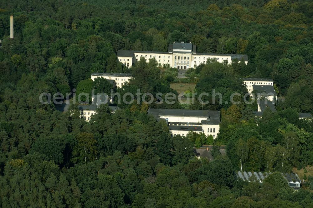 Aerial photograph Bogensee - Vacant, unused building the former headquarters youth school and the Villa Waldhof on place Platz der Freundschaft the formerly Free German Youth of the former GDR in Bogensee in the state Brandenburg