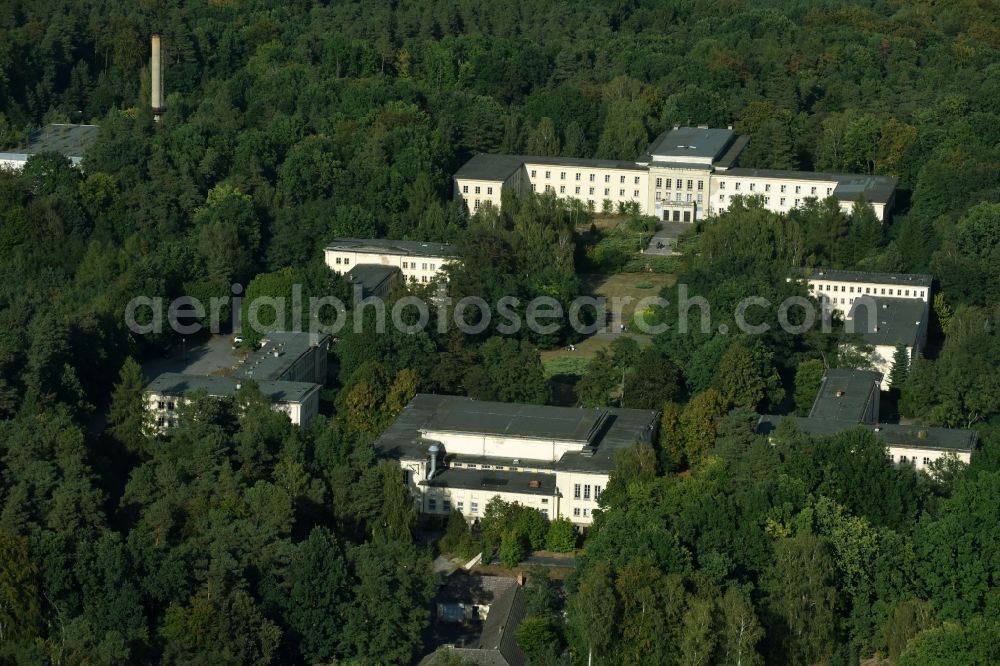 Aerial image Bogensee - Vacant, unused building the former headquarters youth school and the Villa Waldhof on place Platz der Freundschaft the formerly Free German Youth of the former GDR in Bogensee in the state Brandenburg