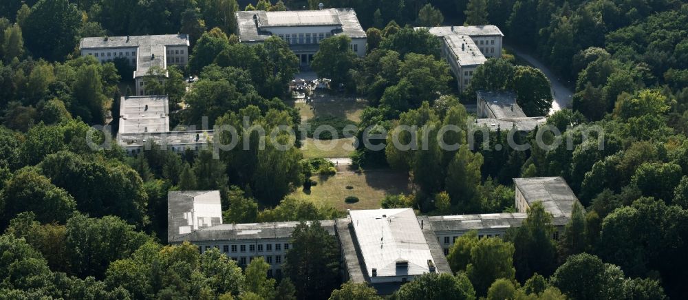 Aerial image Bogensee - Vacant, unused building the former headquarters youth school and the Villa Waldhof on place Platz der Freundschaft the formerly Free German Youth of the former GDR in Bogensee in the state Brandenburg