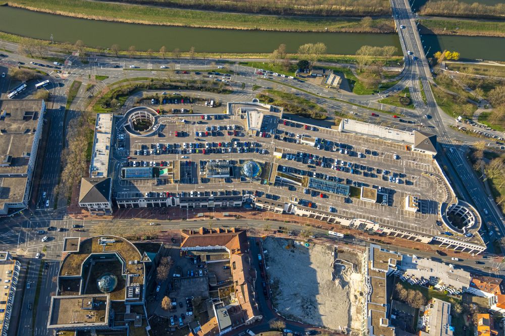 Hamm from above - Building of the shopping center Allee-Center of the ECE projectmanagement with parking level in Hamm in the state North Rhine-Westphalia. In the picture as well the Ritter Passage
