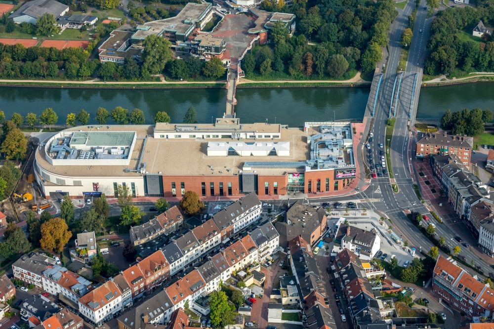Aerial photograph Dorsten - Building the shopping center Mercaden Dorsten at the bridge Borkener road at Kananl in Dorsten in North Rhine-Westphalia