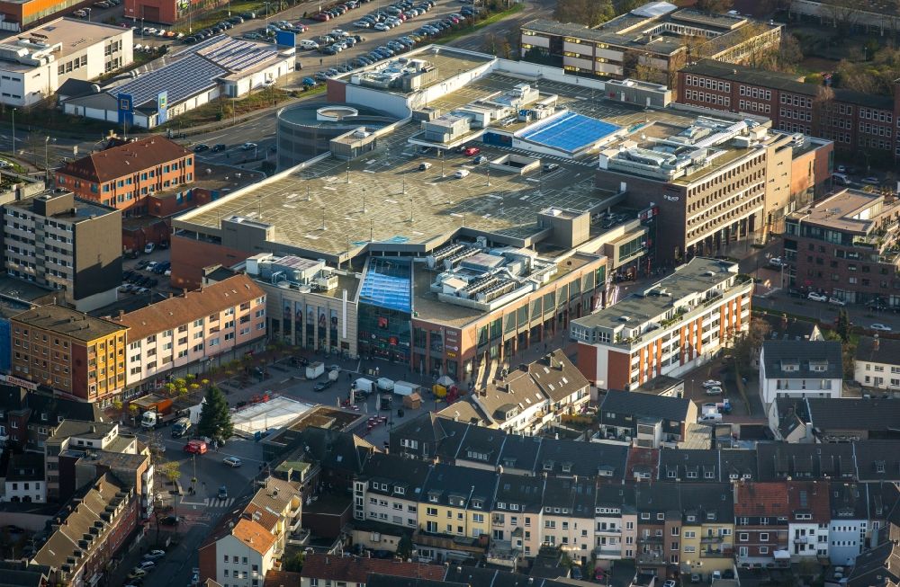 Dinslaken from the bird's eye view: Building of the shopping center Neutor Galerie on Saarstrasse in Dinslaken in the state North Rhine-Westphalia