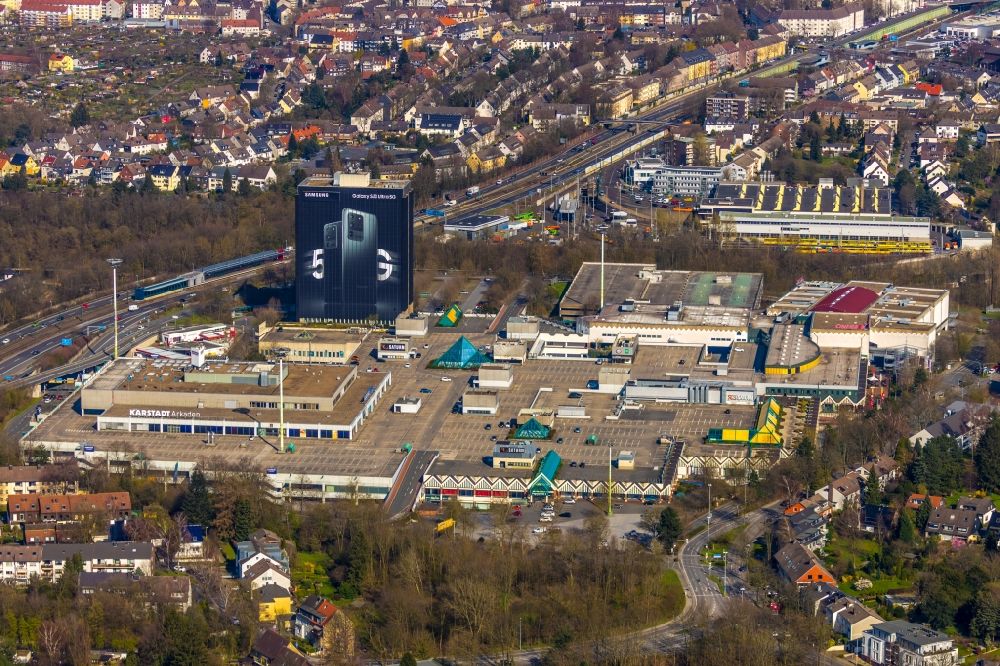 Aerial image Mülheim an der Ruhr - Building of the shopping center Rhein-Ruhr Zentrum and GALERIA (Karstadt) Muelheim Karstadt Arkaden in RRZ on Humboldtring overlooking the skyscraper of the Brenntag GmbH in Muelheim on the Ruhr in the state North Rhine-Westphalia