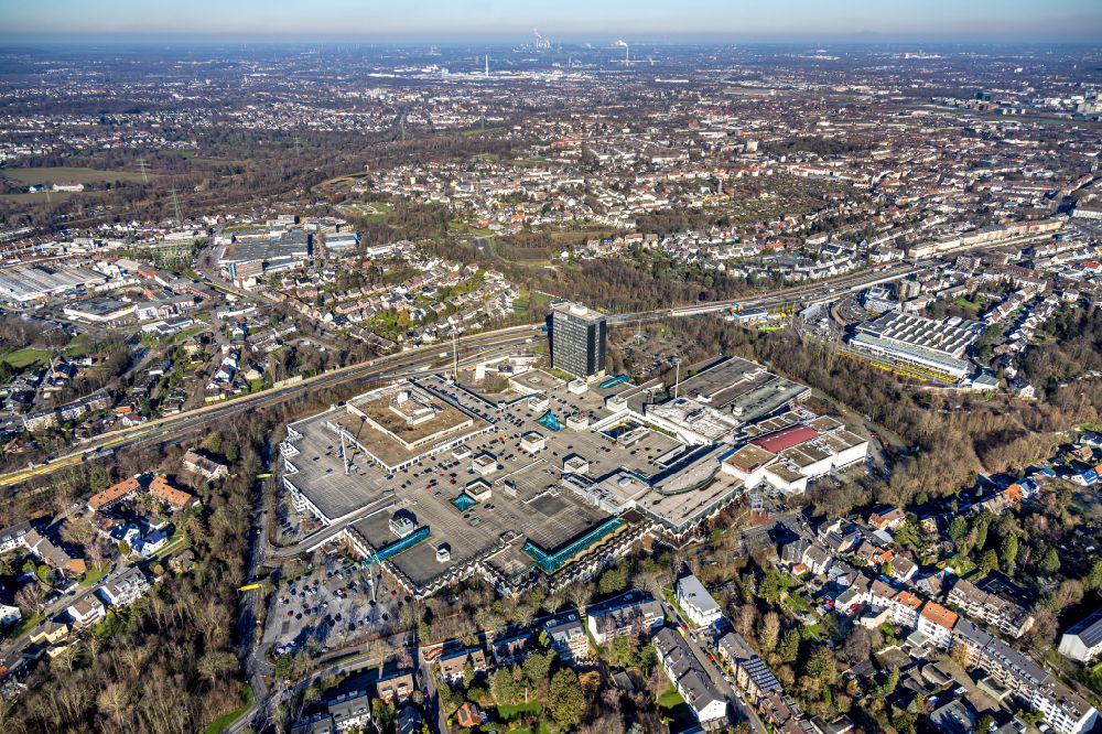 Aerial photograph Mülheim an der Ruhr - building of the shopping center Rhein-Ruhr Zentrum and GALERIA (Karstadt) Muelheim Karstadt Arkaden in RRZ on Humboldtring overlooking the skyscraper of the Brenntag GmbH in Muelheim on the Ruhr in the state North Rhine-Westphalia