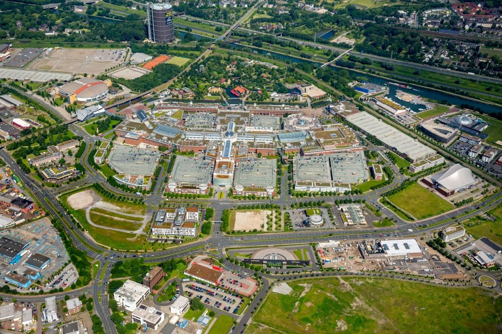 Aerial photograph Oberhausen - Building of the shopping center CentrO Oberhausen and leisure center with LEGOLANDA? Discovery Centre Oberhausen, AQUApark Oberhausen GmbH, SEA LIFE Oberhausen, Koenig-Pilsener-Arena and BusinessPark.O with construction site for construction of a new branch of engelbert strauss GmbH & Co. KG on Osterfelder Strasse on the former site of Gutehoffnungshuette in Oberhausen, North Rhine-Westphalia, Germany