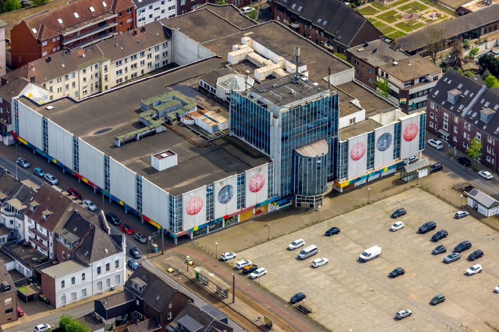 Oberhausen from the bird's eye view: Building of the store - furniture market Finke in Oberhausen in the state of North Rhine-Westphalia