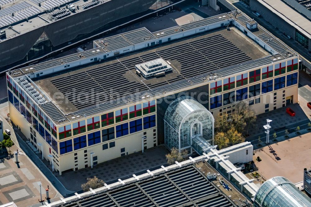 Frankfurt am Main from the bird's eye view: Building of the store - furniture market Divya square Heimtextile on the Dammgraben in the district Bockenheim in Frankfurt in the state Hesse, Germany