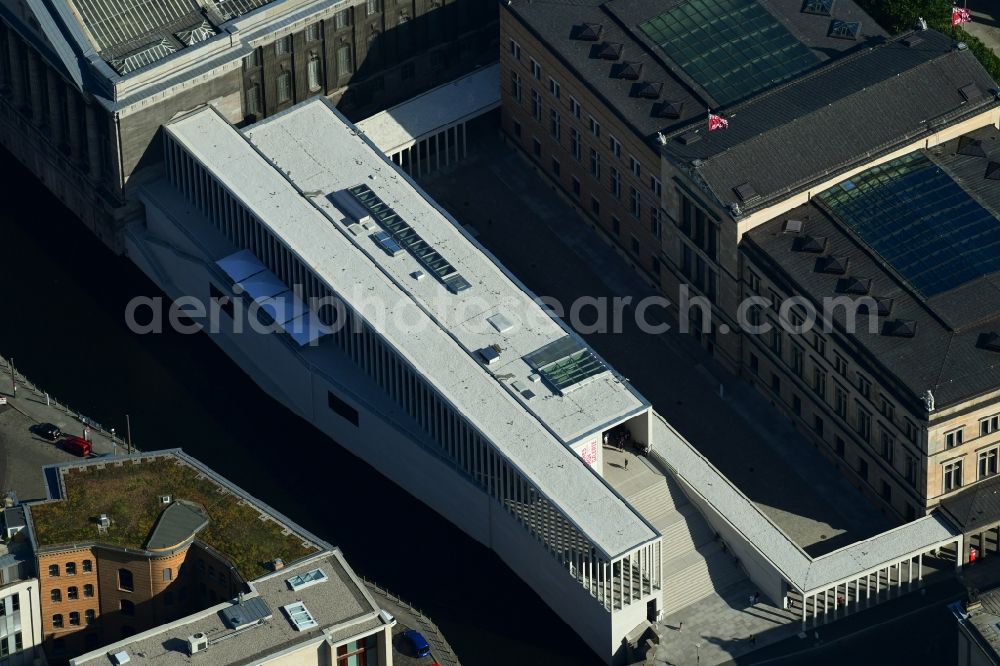 Berlin from the bird's eye view: Museum- Building James-Simon-Galerie on Eiserne Bruecke of Museumsinsel in the district Mitte in Berlin, Germany