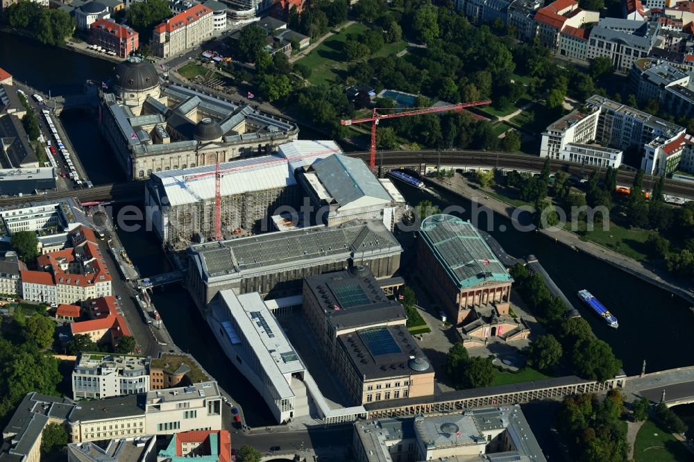 Aerial photograph Berlin - Museum- Building James-Simon-Galerie on Eiserne Bruecke of Museumsinsel in the district Mitte in Berlin, Germany