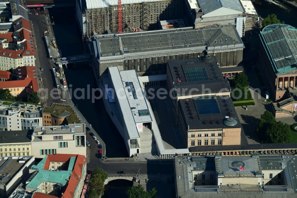 Berlin from the bird's eye view: Museum- Building James-Simon-Galerie on Eiserne Bruecke of Museumsinsel in the district Mitte in Berlin, Germany