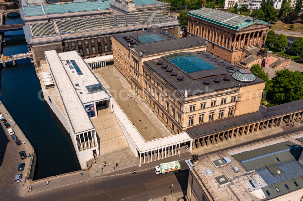 Aerial image Berlin - Museum- Building James-Simon-Galerie on Eiserne Bruecke of Museumsinsel in the district Mitte in Berlin, Germany