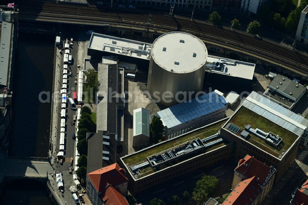 Berlin from above - Extension of a new construction site at the Museum- Building PERGAMONMUSEUM. DAS PANORAMA TEMPORAeRER AUSSTELLUNGSBAU AM KUPFERGRABEN in the district Mitte in Berlin, Germany