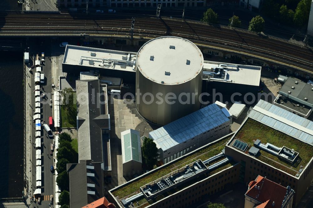 Berlin from the bird's eye view: Extension of a new construction site at the Museum- Building PERGAMONMUSEUM. DAS PANORAMA TEMPORAeRER AUSSTELLUNGSBAU AM KUPFERGRABEN in the district Mitte in Berlin, Germany