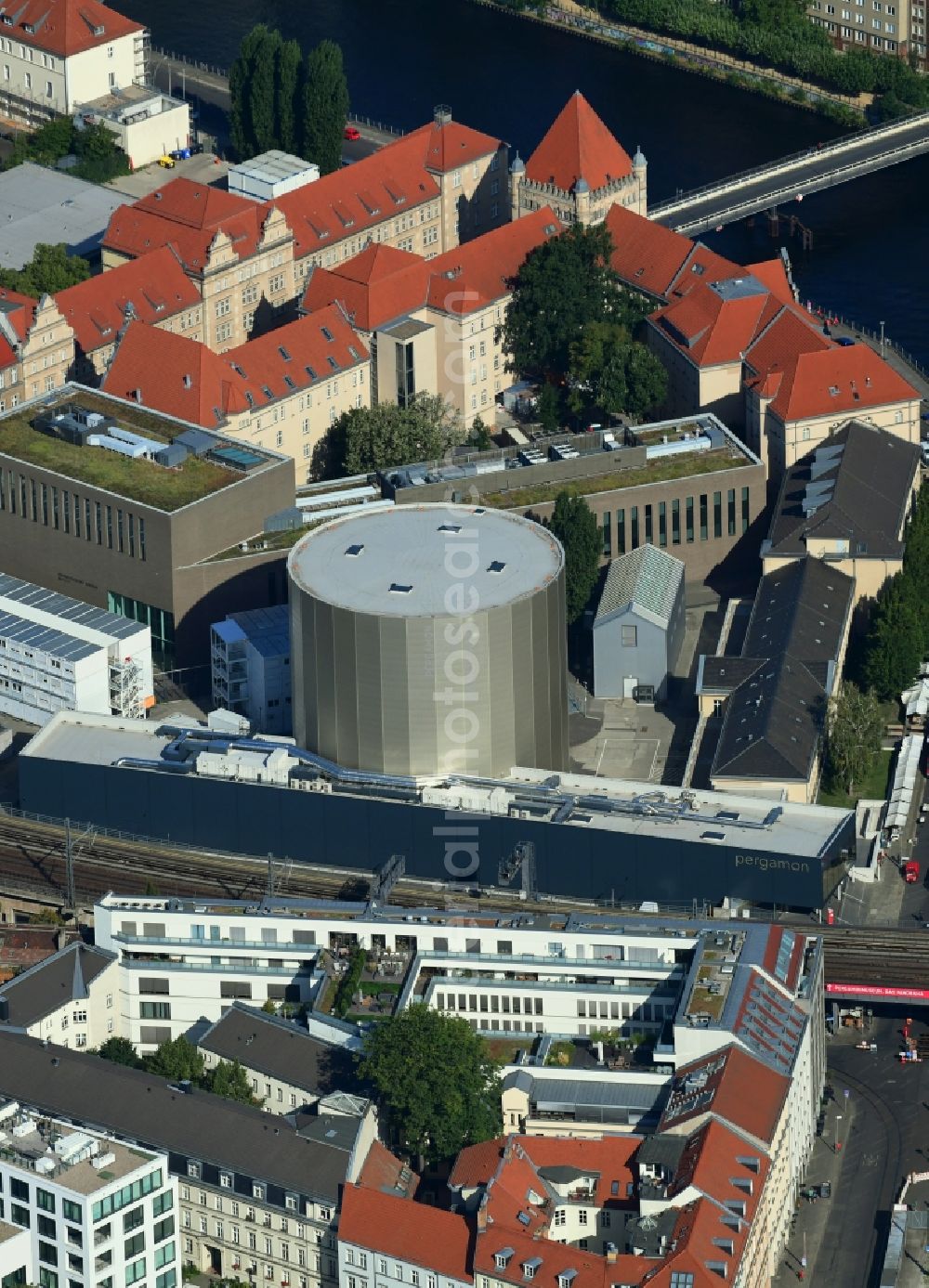 Aerial image Berlin - Extension of a new construction site at the Museum- Building PERGAMONMUSEUM. DAS PANORAMA TEMPORAeRER AUSSTELLUNGSBAU AM KUPFERGRABEN in the district Mitte in Berlin, Germany