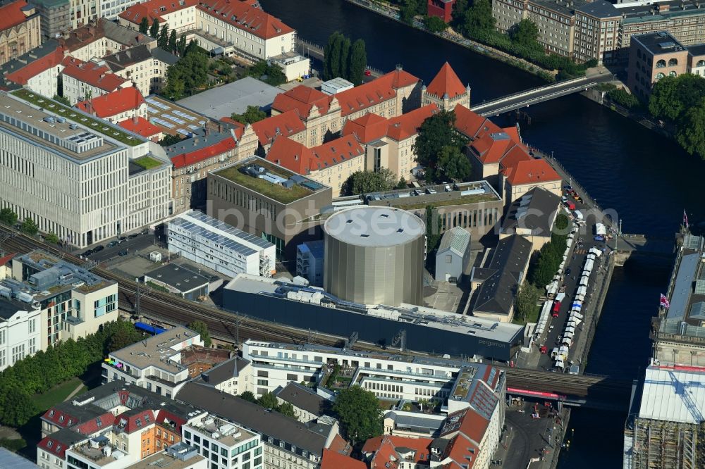 Aerial photograph Berlin - Extension of a new construction site at the Museum- Building PERGAMONMUSEUM. DAS PANORAMA TEMPORAeRER AUSSTELLUNGSBAU AM KUPFERGRABEN in the district Mitte in Berlin, Germany
