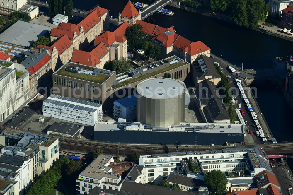 Berlin from the bird's eye view: Extension of a new construction site at the Museum- Building PERGAMONMUSEUM. DAS PANORAMA TEMPORAeRER AUSSTELLUNGSBAU AM KUPFERGRABEN in the district Mitte in Berlin, Germany