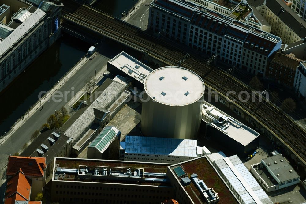 Aerial image Berlin - New extension to the museum building ensemble PERGAMON MUSEUM. THE PANORAMIC TEMPORARY EXHIBITION BUILDING ON THE COPPER GRAVE of the Prussian Cultural Heritage Foundation in the Mitte district in Berlin, Germany