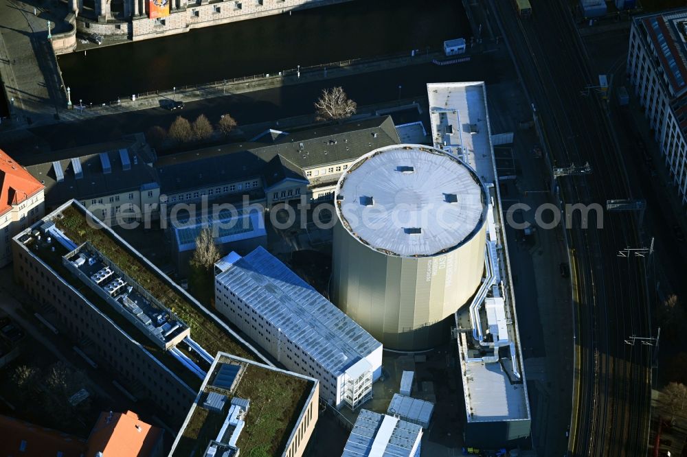 Aerial photograph Berlin - New extension to the museum building ensemble PERGAMON MUSEUM. THE PANORAMIC TEMPORARY EXHIBITION BUILDING ON THE COPPER GRAVE of the Prussian Cultural Heritage Foundation in the Mitte district in Berlin, Germany