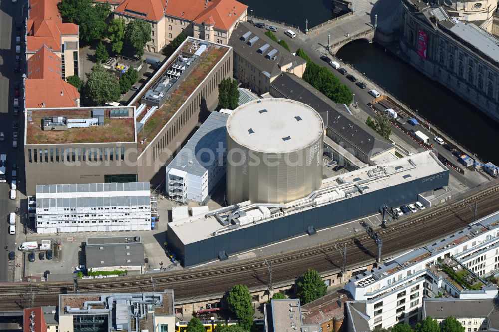 Berlin from above - Extension of a new construction site at the Museum- Building PERGAMONMUSEUM. DAS PANORAMA TEMPORAeRER AUSSTELLUNGSBAU AM KUPFERGRABEN in the district Mitte in Berlin, Germany