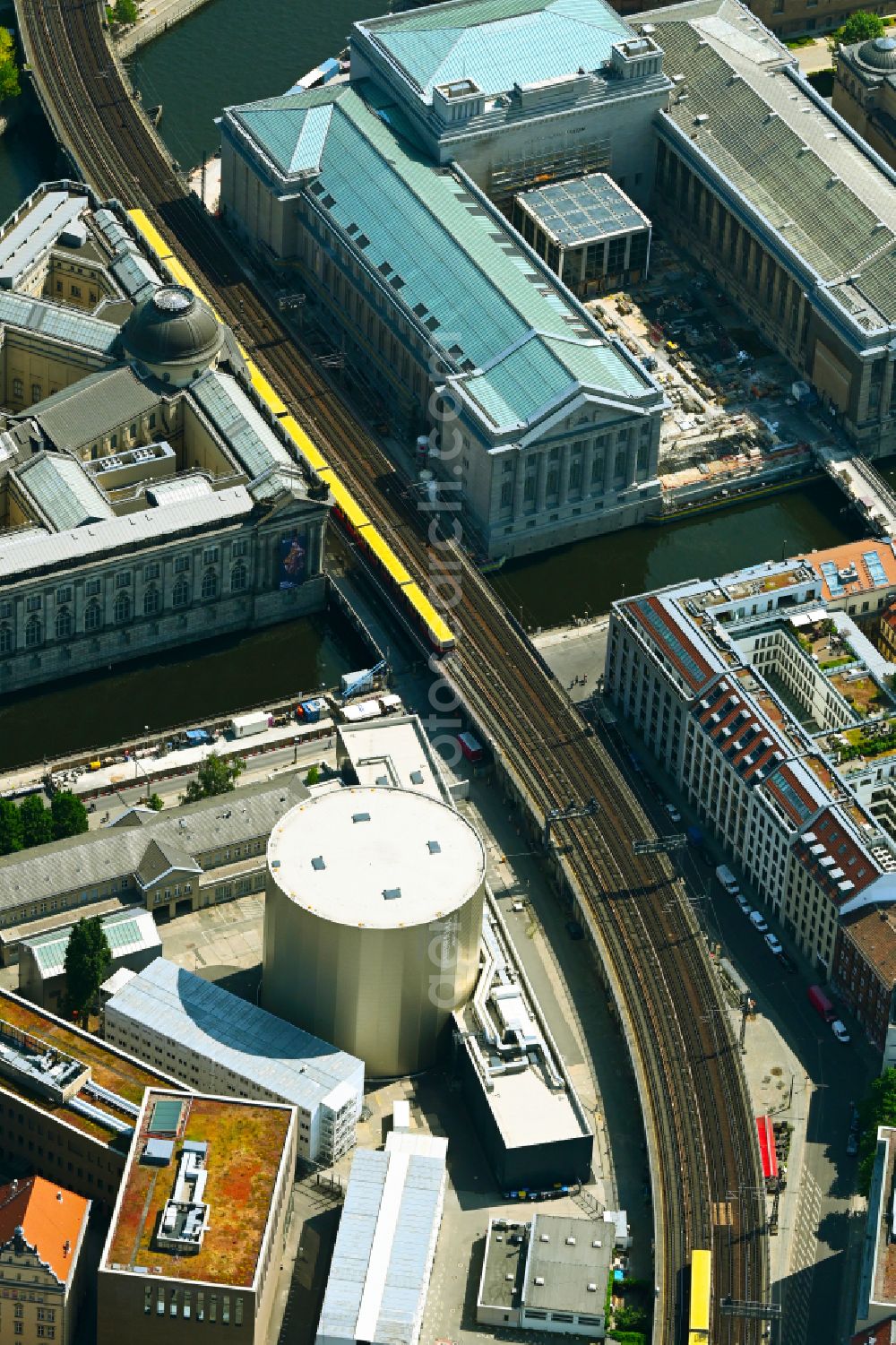 Aerial photograph Berlin - Extension of a new construction site at the Museum- Building PERGAMONMUSEUM. DAS PANORAMA TEMPORAeRER AUSSTELLUNGSBAU AM KUPFERGRABEN in the district Mitte in Berlin, Germany