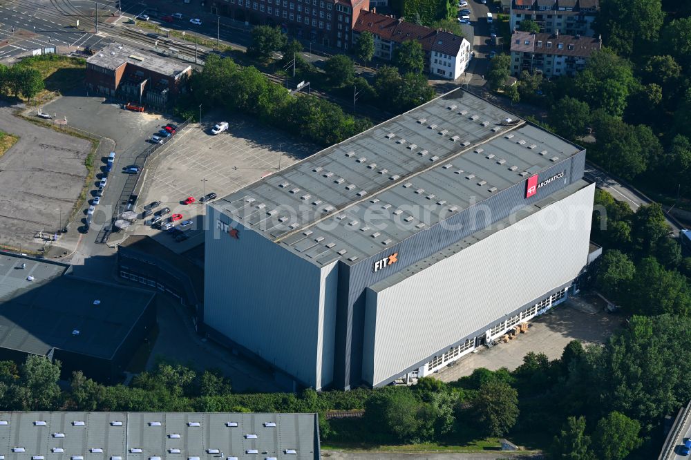 Bremen from the bird's eye view: Roof on the building of the sports hall of FitX Deutschland GmbH on Rosenkranz on street Loewenhof in the district Ueberseestadt in Bremen, Germany