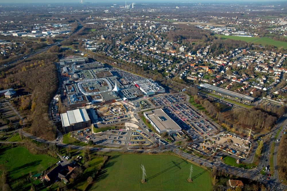 Aerial image Bochum - Building and compound of the shopping center Ruhrpark in the East of Bochum in the state of North Rhine-Westphalia. The shopping mall and parking lot are located on federal motorways A40 and A43