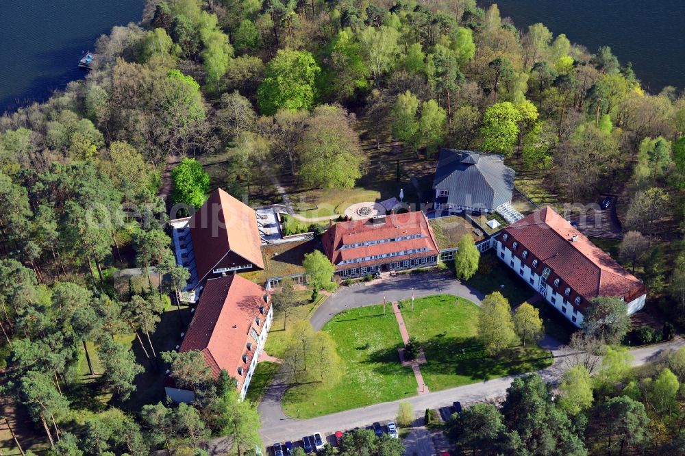 Aerial photograph Templin, Groß Dölln - Building of the Hotel Doellnsee-Schorfheide on the shores of Lake Grossdoellner in Gross Doelln a district of Templin in Brandenburg