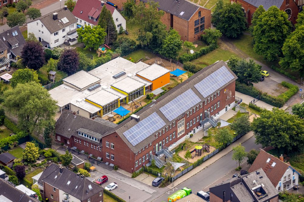 Aerial photograph Haltern am See - Building the KITA day nursery Martin-Luther-Kindergarten on street Hennewiger Weg in the district Sythen in Haltern am See at Ruhrgebiet in the state North Rhine-Westphalia, Germany