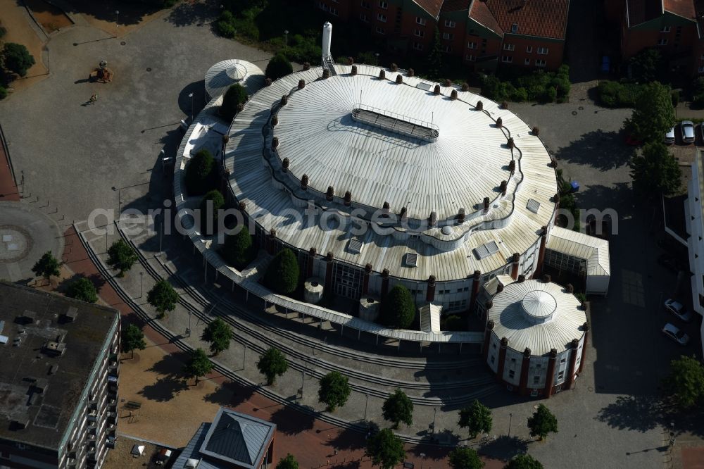 Itzehoe from above - Building of the concert hall and theater playhouse in Itzehoe in the state Schleswig-Holstein