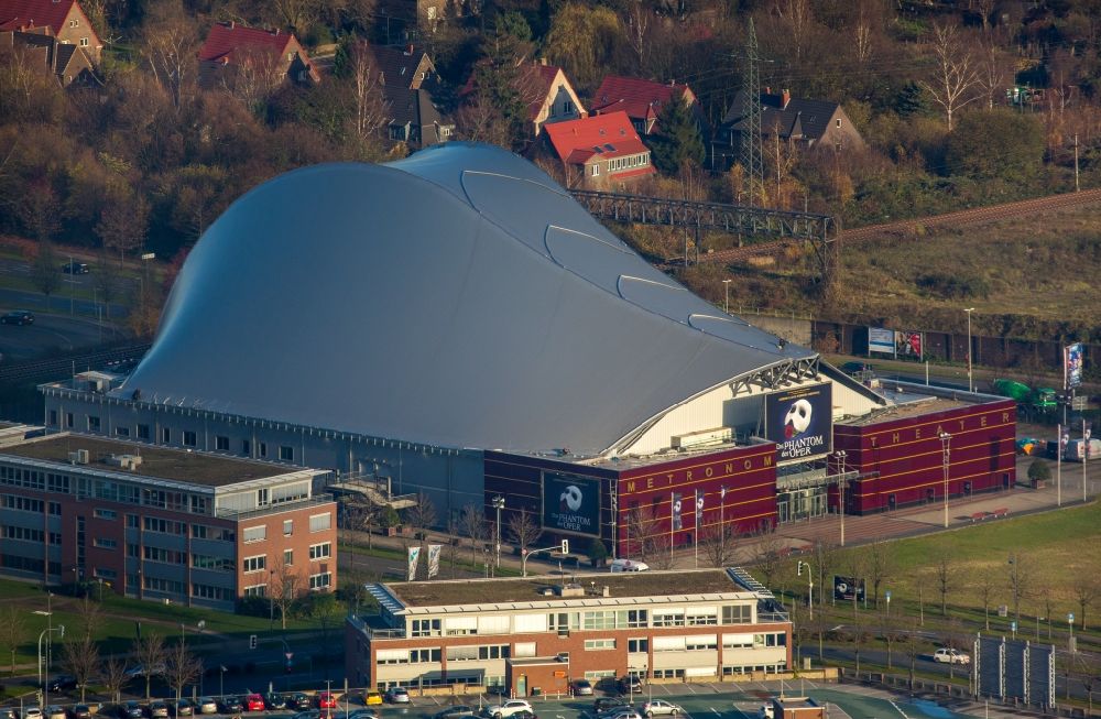Oberhausen from the bird's eye view: Building of the concert hall and theater playhouse in Oberhausen in the state North Rhine-Westphalia