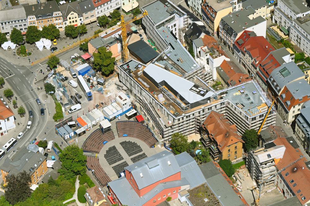 Jena from the bird's eye view: Building of the concert hall and theater playhouse Theaterhaus Jena gGmbH with open-air arena on the street Schillergaesschen in Jena in the state Thuringia, Germany