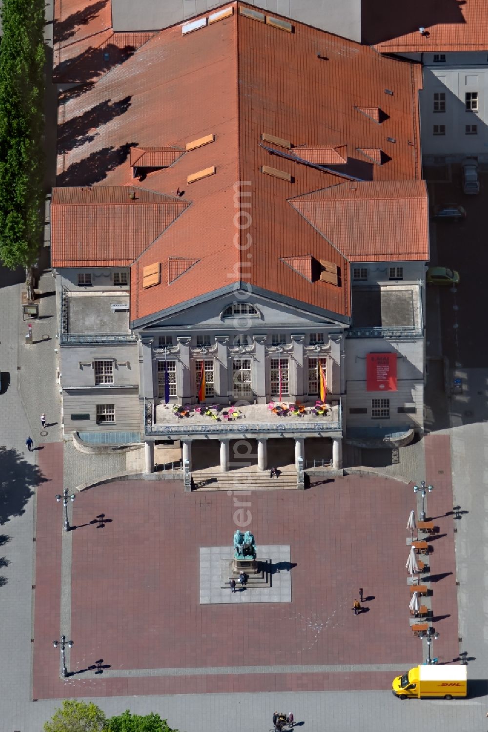 Aerial photograph Weimar - Building of the concert hall and theater playhouse Deutsches Nationaltheater und Staatskapelle Weimar with the Goethe-Schiller monument on Theaterplatz in Weimar in the state Thuringia, Germany